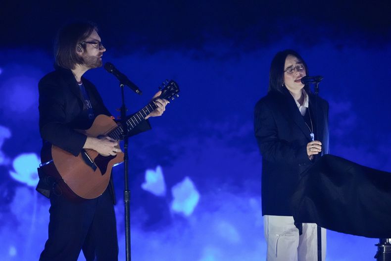 Finneas, a la izquierda, y Billie Eilish actúan durante los iHeartRadio Music Awards, el lunes 17 de marzo de 2025, en el Dolby Theatre de Los Ángeles. (Foto AP/Chris Pizzello)