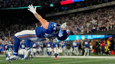 Cam Skattebo, de los Giants de Nueva York, realiza un salto mortal tras anotar un touchdown ante los Eagles de Filadelfia, en el partido del jueves 9 de octubre de 2025 (AP Foto/Seth Wenig)