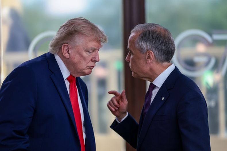 ARCHIVO - El presidente estadounidense Donald Trump conversa con el primer ministro canadiense Mark Carney, a la derecha, durante un almuerzo de trabajo con líderes del G7 y de Oriente Medio, el martes 16 de junio de 2026, en Evian-les-Bains, Francia. (Evelyn Hockstein/Foto compartida vía AP, archivo)