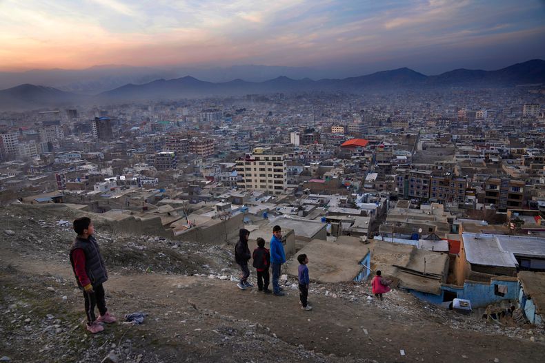 ARCHIVO - Un niño vuela una cometa en la cima de una colina, el 27 de febrero de 2022, en Kabul, Afganistán. (AP Foto/Hussein Malla, archivo)