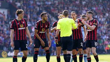 Los jugadores de Bournemouth apelan ante el árbitro Matt Donohue tras pitar un penal en el partido contra Brentford en la Liga Premier inglesa, el 11 de mayo de 2024. (Andrew Matthews/PA vía AP)