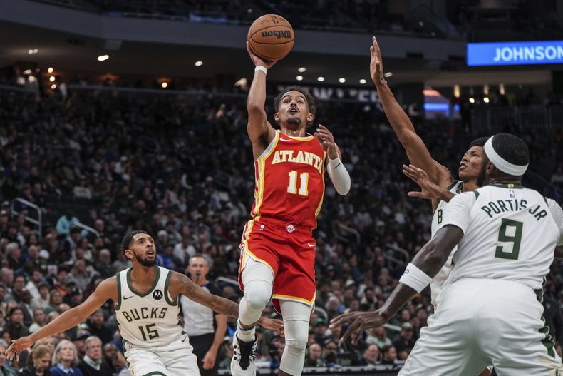 Trae Young de los Hawks de Atlanta salta para anotar una canasta en el encuentro ante los Bucks de Milwaukee el domingo 29 de octubre del 2023. (AP Foto/Kenny Yoo)