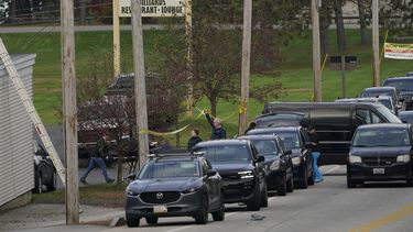 Un cadáver en una camilla es sacado del restaurante Schemengees Bar and Grille, el jueves 26 de octubre de 2023, en Lewiston, Maine. El restaurante fue escenario de dos balaceras masivas en Lewiston el día anterior. (AP Foto/Robert F. Bukaty)