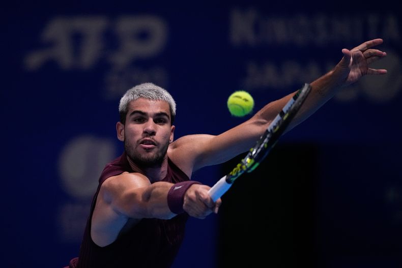 El español Carlos Alcaraz disputa un punto ante el estadounidense Taylor Fritz en la final del Abierto de Tokio el martes 30 de septiembre del 2025. (AP Foto/Louise Delmotte)
