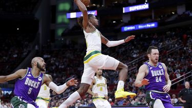 Rockets sorprenden a los Bucks y ligan 4 victorias en casa