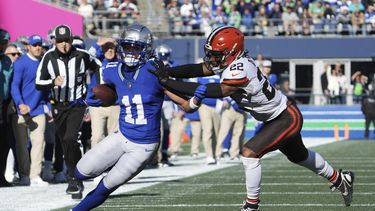 El safety de los Browns de Cleveland Grant Delpit intenta empujar al receptor de los Seahawks de Seattle Jaxon Smith-Njigba para que saliera del campo en el encuentro del domingo 29 de octubre del 2023. (AP Foto/Ted S. Warren)