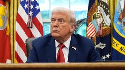 El presidente e EEUU, Donald Trump, escucha una pregunta de un periodista mientras habla tras firmar una orden ejecutiva relativa a TikTok en el Despacho Oval de la Casa Blanca, en Washington, el jueves 25 de septiembre de 2025. (AP Foto/Alex Brandon)