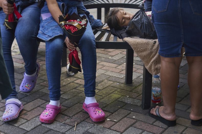 Varias personas esperan a sus seres queridos provenientes de Guatemala y deportados de Estados Unidos afuera del Aeropuerto Internacional La Aurora, el Ciudad de Guatemala, el domingo 31 de agosto de 2025. (AP Foto/Moisés Castillo)
