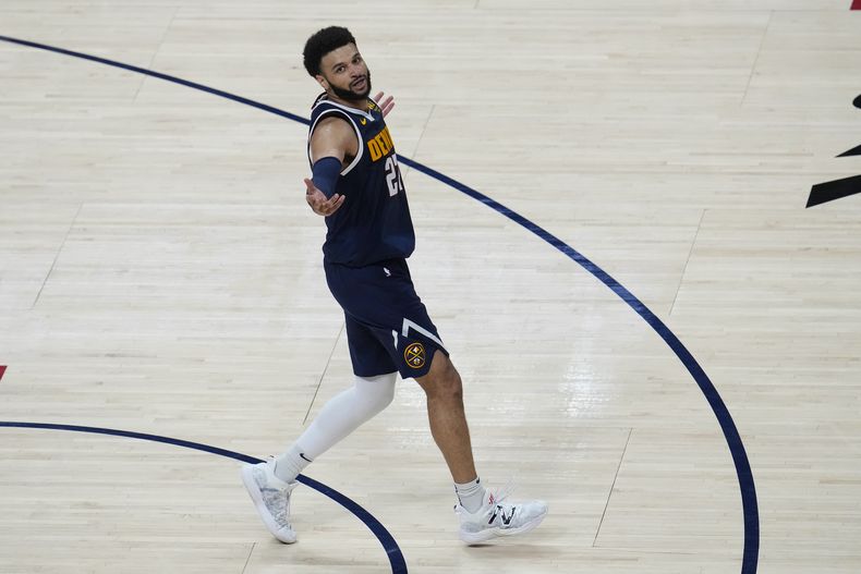 Jamal Murray, de los Nuggets de Denver, celebra un enceste en el segundo partido de la final del Oeste ante los Lakers de Los Ángeles, el jueves 18 de mayo de 2023 (AP Foto/David Zalubowski)
