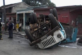 Reportan aparatoso accidente de un camión en plena calzada en el occidente de Cuba