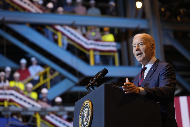 El presidente Joe Biden da un discurso como parte de una visita a un astillero en Filadelfia, el 20 de julio de 2023. (Foto AP/Susan Walsh)