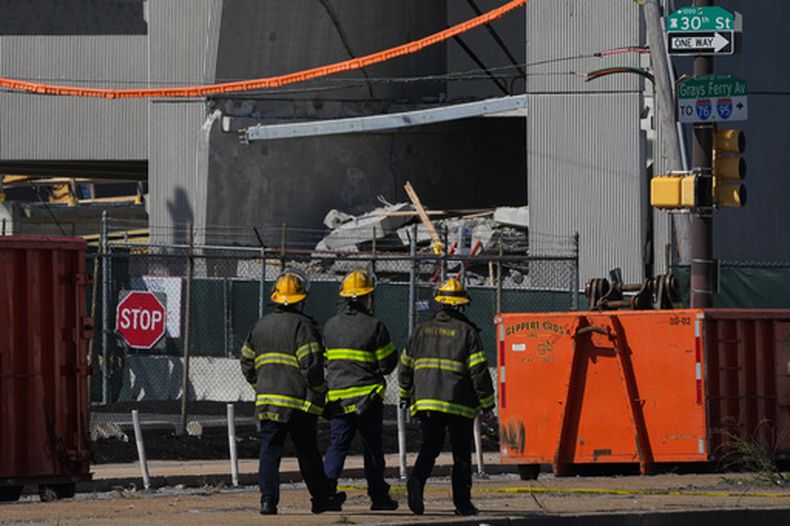 Personal de emergencia camina cerca de un estacionamiento parcialmente derrumbado en Filadelfia, el jueves 9 de abril de 2026. (Foto AP/Matt Rourke)