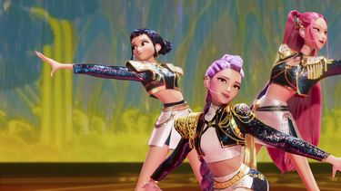 Esta imagen publicada por Netflix muestra a los personajes Zoey, de izquierda a derecha, Rumi y Mira en una escena de KPop Demon Hunters. (Netflix via AP)