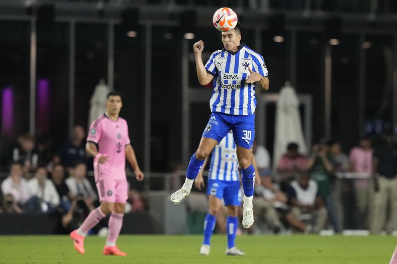 El mediocampista de Monterrey Jorge Rodríguez cabecea el balón en el complemento del encuentro de cuartos de final de la Copa de Campeones CONCACAF ante Inter Miami el miércoles 3 de abril del 2024. (AP Foto/Lynne Sladky)