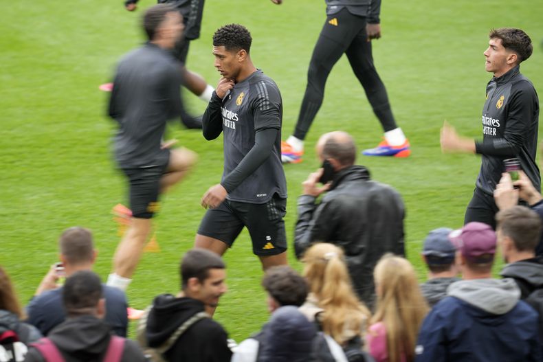 La prensa sigue a Jude Bellingham del Real Madrid Luka Modric durante una sesión de entrenamiento antes de la final de la Liga de Campeones, el viernes 31 de mayo del 2024. (AP Foto/Kin Cheung)