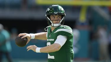ARCHIVO - El mariscal de campo de los Jets de Nueva York, Zach Wilson (2), calienta antes de un partido de fútbol americano de la NFL contra los Dolphins de Miami, el domingo 17 de diciembre de 2023, en Miami Gardens, Florida. El gerente general Joe Douglas no se comprometió sobre el futuro del mariscal de campo, quien recibió permiso de los Jets durante la temporada baja para buscar un canje después de tres años decepcionantes desde que fue la segunda selección global en el draft de la NFL. (AP Foto/Lynne Sladky, Archivo)