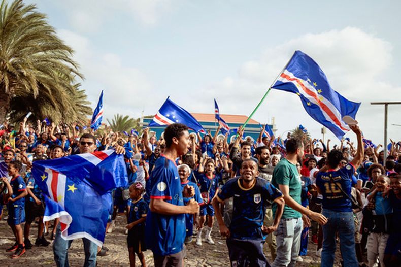 Aficionados celebran el empate sin goles entre Cabo Verde y España por el Grupo H del Mundial, el lunes 15 de junio de 2026, en San Vicente, Cabo Verde. (AP Foto/Queila Fernandes)