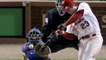 americateve | El jugador de los Cardenales de San Luis, David Freese, batea en la Serie Mundial el 27 de octubre de 2011 en San Luis. Freese fue canjeado a los Angelinos de Los Angeles el viernes, 22 de noviembre de 2013. (AP Photo/Jeff Roberson, File)