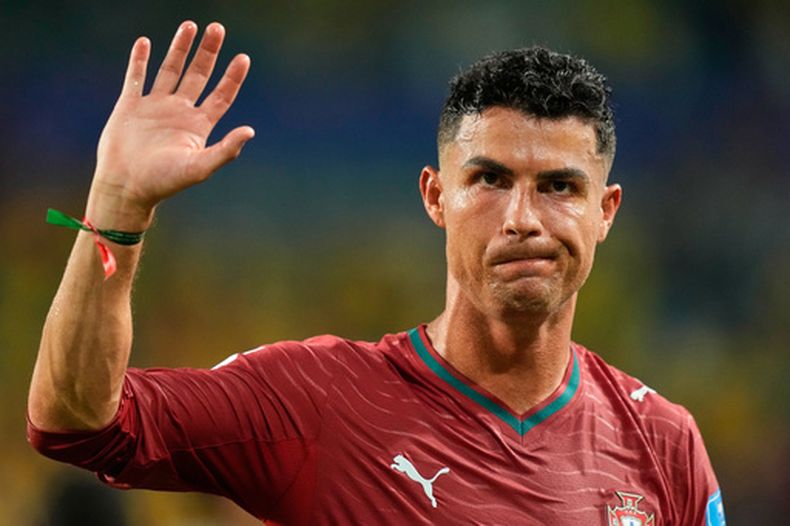 ARCHIVO — El delantero de la selección de Portugal, Cristiano Ronaldo, saluda tras el partido de fútbol del Grupo K de la Copa del Mundo entre Colombia y Portugal en Miami Gardens, Florida, el sábado 27 de junio de 2026. (Foto AP/Rebecca Blackwell, Archivo)