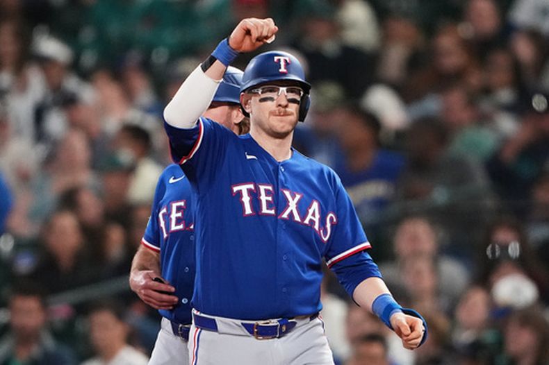 Danny Jansen, de los Rangers de Texas, festeja tras batear un sencillo productor ante los Marineros de Seattle, el martes 8 de septiembre de 2026 (AP Foto/Lindsey Wasson)