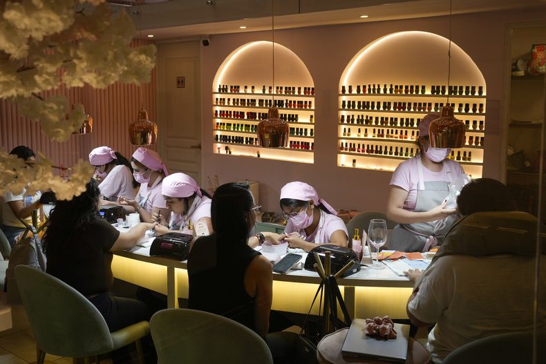 Empleadas de un salón de belleza hacen la manicura en Ciudad de México, el 31 de mayo de 2024. La igualdad no ha llegado al ámbito laboral para las mexicanas. Si un 76% de los hombres tiene hoy un empleo en México, en contraste, ese porcentaje es solo de un 47% en el caso de las mujeres. (AP Foto/Matías Delacroix)