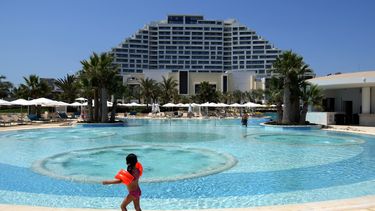 Un niño disfruta de la piscina en el City of Dreams Mediterranean, el martes 11 de julio de 2023, en la ciudad de Limassol, Chipre. (AP Foto/Petros Karadjias)