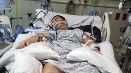 En la imagen, proporcionada por Ana L Vázquez, aparece Victor Pérez en un hospital de Pocatello, Idaho. (Ana L Vázquez vía AP)