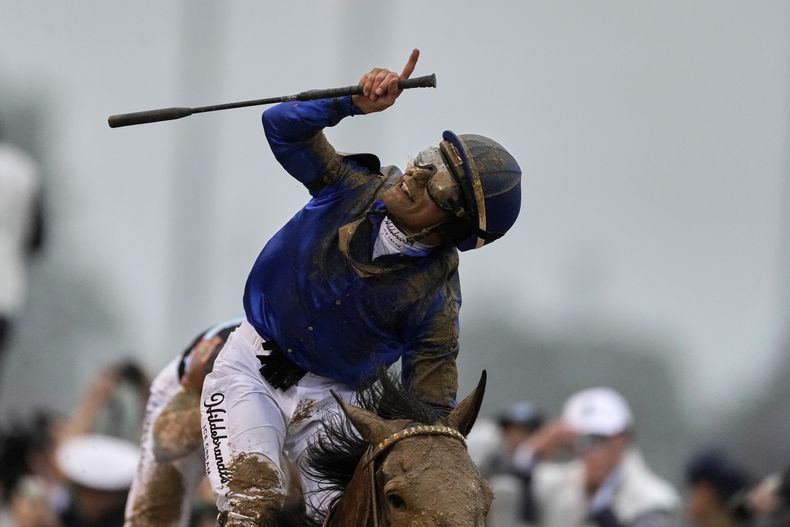 El jinete Junior Alvarado celebra después de llevar a Sovereignty a la victoria en la 151ra edición de la carrera de caballos del Derby de Kentucky en Churchill Downs, el sábado 3 de mayo de 2025, en Louisville, Kentucky (AP Foto/Brynn Anderson)