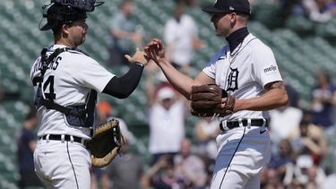 El receptor Jake Rogers y el relevista Alex Lange tras la victoria de los Tigres de Detroit por 3-2 ante los Rangers de Texas, el miércoles 31 de mayo, en Detroit. (AP Foto/Carlos Osorio)