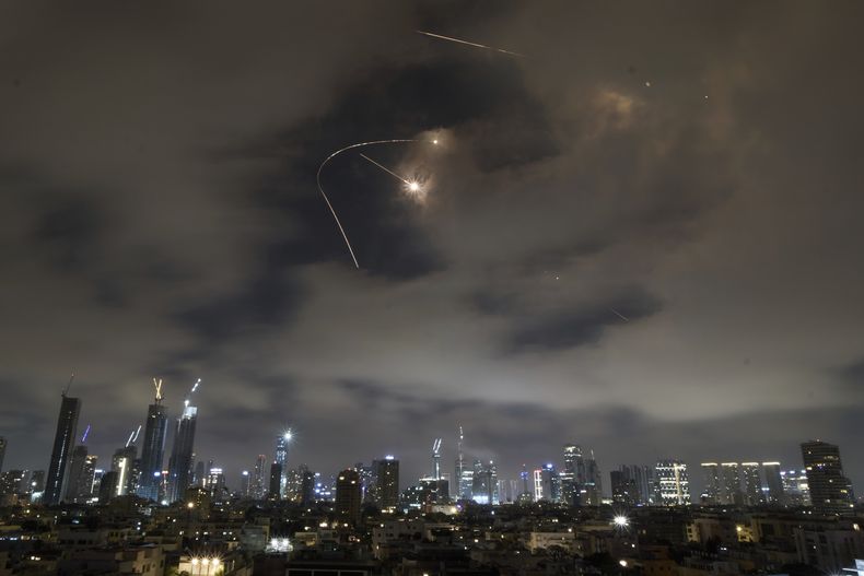 El sistema de defensa antiaérea israelí dispara para interceptar misiles durante un ataque iraní a Tel Aviv, Israel, el 21 de junio de 2025. (AP Foto/Leo Correa)