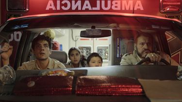 Esta imagen proporcionada por Apple TV, de izquierda a derecha, Diego Calva, Renata Vaca, Sergio Bautista y Joaquín Cosio en una escena de Midnight Family. (Apple TV+ vía AP)