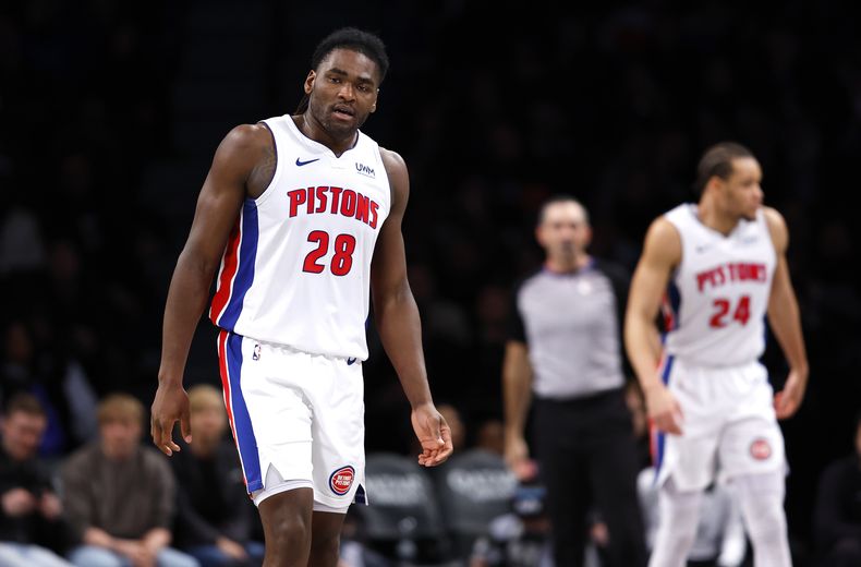 Isaiah Stewart (28), pívot de los Pistons de Detroit, reacciona después de que le marcaran una falta en contra de los Nets de Brooklyn durante la segunda mitad del juego de baloncesto de la NBA, el sábado 23 de diciembre de 2023, en Nueva York. (AP Foto/Noah K. Murray)