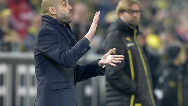 americateve | El t&eacute;cnico del Bayern Munich Pep Guardiola grita instrucciones a sus jugadores durante el partido que su equipo le gan&oacute; 3-0 al Borussia Dortmund en Dortmund el 23 de noviembre del 2013. Detr&aacute;s suyo aparece el t&eacute;cnico de Borussi