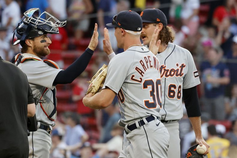 Kerry Carpenter, de los Tigres de Detroit, festeja con el cátcher Eric Haase y con el pitcher Jason Foley, tras la victoria sobre los Medias Rojas de Boston, el sábado 12 de agosto de 2023 (AP Foto/Mary Schwalm)