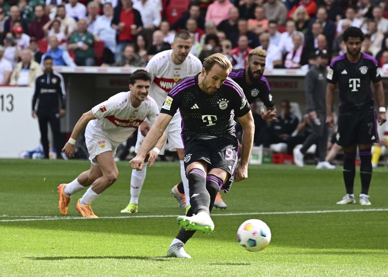 Harry Kane, del Bayern Múnich, anota desde el punto penal, durante el partido de fútbol de la Bundesliga de Alemania entre Bayern Múnich y VfB Stuttgart, en Stuttgart, Alemania, el sábado 4 de mayo de 2024. (Bernd Weibrod/dpa vía AP)