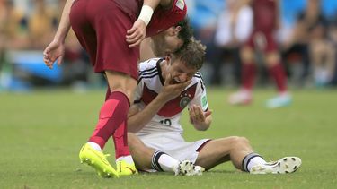 americateve | Pepe, de Portugal, choca su cabeza con la de Thomas Mueller de Alemania durante el partido del Grupo G mundialista realizado el lunes 16 de junio de 2014, en Salvador, Brasil (AP Foto/Bernat Armangue)