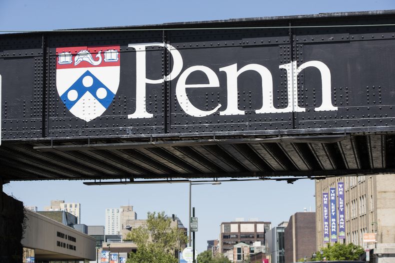ARCHIVO - Letrero de la Universidad de Pensilvania en Filadelfia el miércoles 15 de mayo de 2019. (AP foto/Matt Rourke, archivo)
