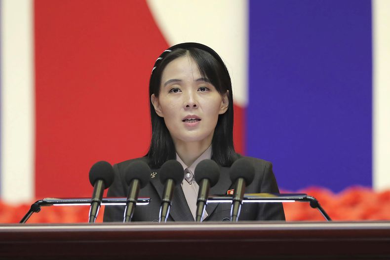 Esta fotografía difundida por el gobierno norcoreano muestra a Kim Yo Jong, hermana del mandatario de Corea del Norte Kim Jong Un, mientras pronuncia un discurso durante una reunión nacional contra el coronavirus, el 10 de agosto de 2022, en Pyongyang, Corea del Norte. (Agencia Central de Noticias de Corea/Korea News Service vía AP, Archivo)