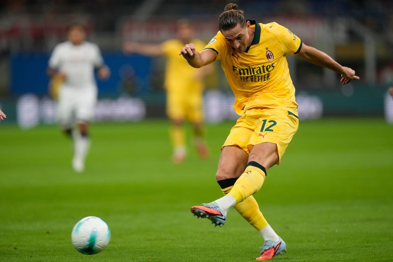 Adrien Rabiot del AC Milan dispara el balón durante el encuentro ante el Bologna en la Serie A el domingo 14 de octubre del 2025. (AP Foto/Luca Bruno)