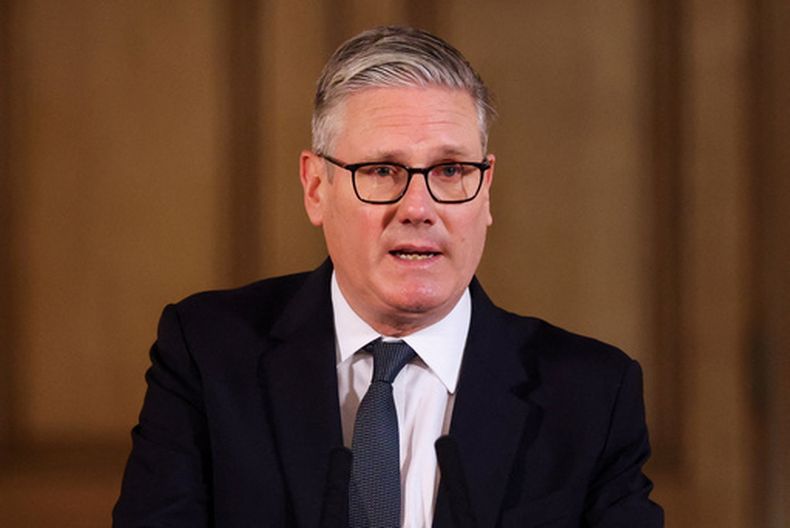 El primer ministro británico, Keir Starmer, habla durante una reunión con representantes de la sociedad para hablar sobre la lucha contra el antisemitismo, en su residencia oficial, Londres, el martes 5 de mayo de 2026. (Hannah McKay/Pool Foto via AP)