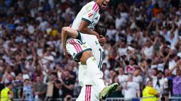 Kylian Mbappé, del Real Madrid, salta a los brazos de Álvaro Carreras, quien anotó el segundo tanto de su club ante el Rayo Vallecano, el sábado 12 de septiembre de 2026 (AP Foto/Manu Fernández)