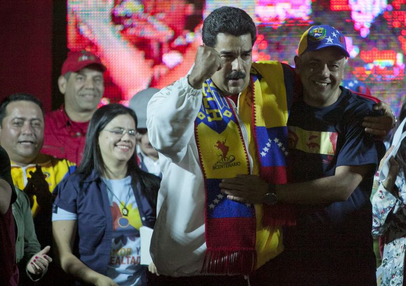 El presidente de Venezuela, Nicolas Maduro (izquierda), celebra con Jorge Rodr&iacute;guez luego de que &eacute;ste fue reelegido como alcalde del municipio de Libertador, en Caracas, Venezuela, el domingo 8 de diciembre de 2013. (Foto AP/Alejandro Cegarr