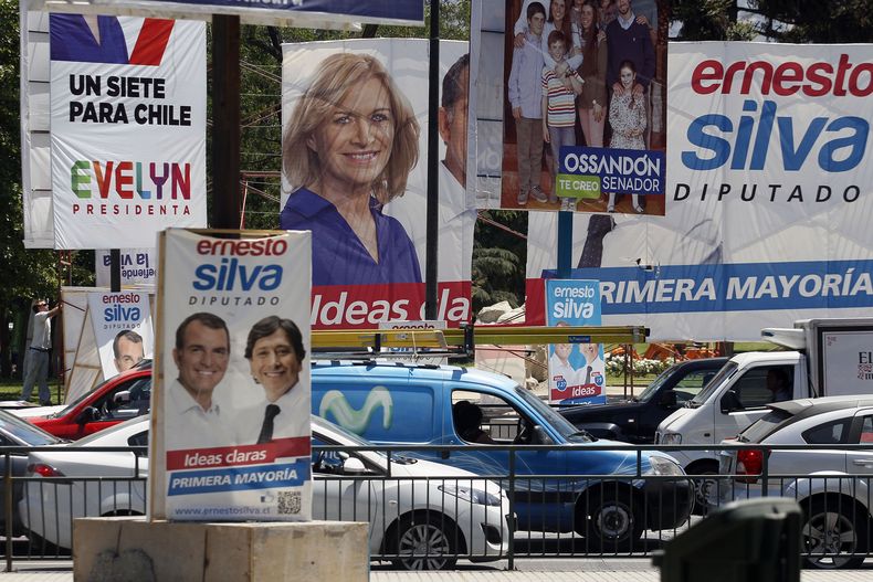 Esta foto muestra un crucero vial con propaganda electoral el s&aacute;bado 16 de noviembre de 2013 en Santiago, Chile. Chile efect&uacute;a elecciones generales el domingo. (Foto AP/Luis Hidalgo)