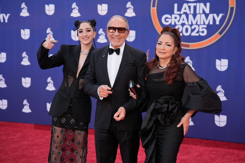 Emily Estefan, de izquierda a derecha, Emilio Estefan y Gloria Estefan llegan a los Latin Grammy 2025 el jueves 13 de noviembre de 2025 en el MGM Grand de Las Vegas. (Foto AP/John Locher)