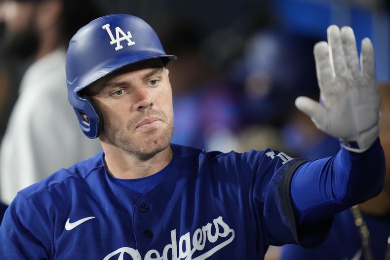 Freddie Freeman, de los Dodgers de Los Ángeles, festeja en la cueva luego de conectar un jonrón ante los Atléticos de Oakland, el jueves 3 de agosto de 2023 (AP Foto/Ashley Landis)