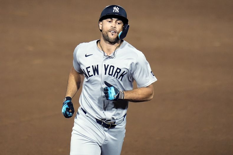 Giancarlo Stanton, de los Yankees de Nueva York, recorre las bases tras conseguir un jonrón de dos carreras ante los Rays de Tampa Bay, el miércoles 20 de agosto de 2025 (AP Foto/Chris OMeara)