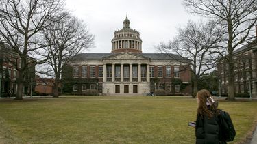 ARCHIVO - Una estudiante pasa por delante de la biblioteca Rush Rhees, en la Universidad de Rochester, el 22 de febrero de 2023 en Rochester, Nueva York. (AP Foto/Ted Shaffrey, archivo)