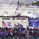 ARCHIVO - Manifestantes se presentan en el Capitolio de Estados Unidos el 6 de enero de 2021, en Washington. (AP foto/John Minchillo, archivo)
