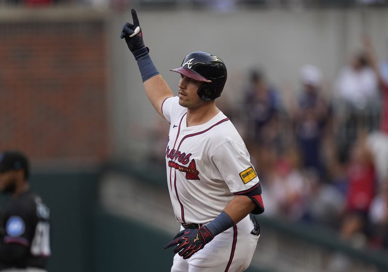 Austin Riley de los Bravos de Atlanta hace un gesto al recorrer las bases tras batear un jonrón en la primera entrada ante los Marlins de Miami el jueves 1 de agosto del 2024. (AP Foto/John Bazemore)
