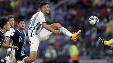 El argentino Alejo Veliz, trata de disparar a gol en contra de Guatemala, durante la ronda de grupos de la Copa del Mundo Sub 20, en el estadio Madre De Ciudades, en Santiago del Estero, Argentina, el martes 23 de mayo de 2023. (AP Foto/Nicolas Aguilera)